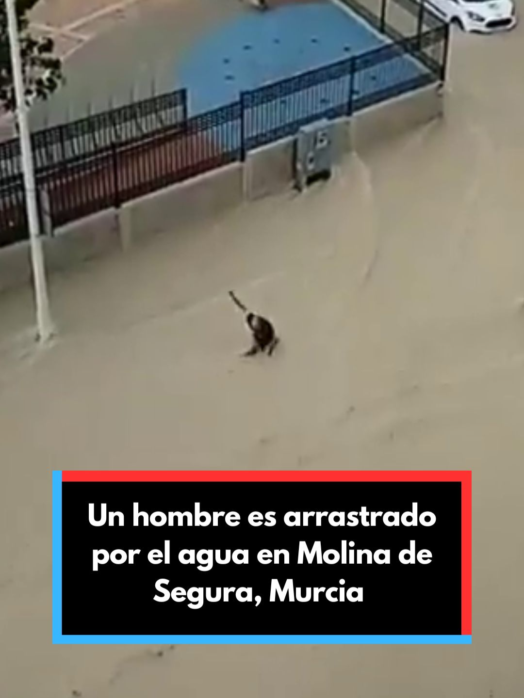 🔶 Un vecino es arrastrado por una corriente causada por las fuertes lluvias en la localidad en Molina de Segura, Murcia. Finalmente, el hombre consigue recuperar el equilibrio y ponerse a salvo. #lluvias #borrasca #gabrielle #molinadesegura #murcia #noticias #actualidad
