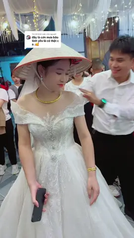 Trả lời @nguyệt mưa ướt hết rồi cô dâu lạnh quá may đc ông a zai nhà tui tâm lý mn ạ đám cưới thế kỉ phải thật hp nha a chị tui#miphamysskin #giadinh #xuhuongphunu ##lamdep #tygrouop 