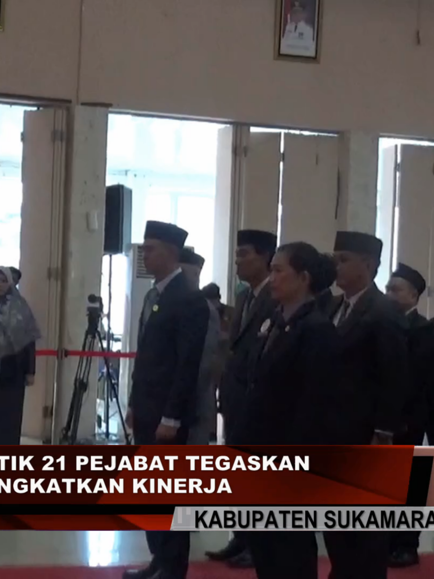 BUPATI SUKAMARA LANTIK 21 PEJABAT TEGASKAN PENYEGARAN UNTUK TINGKATKAN KINERJA BUPATI SUKAMARA H. MASDUKI MEMIMPIN LANGSUNG PELANTIKAN DAN PENGAMBILAN SUMPAH JANJI PEJABAT DI LINGKUNGAN PEMERINTAH KABUPATEN SUKAMARA, SENIN, 29 SEPTEMBER 2025 SORE. ACARA YANG DIGELAR DI SUKAMARA INI BERLANGSUNG KHIDMAT, DENGAN DISAKSIKAN FORUM KOORDINASI PIMPINAN DAERAH, SEKRETARIS DAERAH, SERTA JAJARAN KEPALA ORGANISASI PERANGKAT DAERAH. DALAM KESEMPATAN INI, SEBANYAK DUA PULUH SATU PEJABAT RESMI DILANTIK. BEBERAPA DI ANTARANYA MENDUDUKI JABATAN STRATEGIS. EVY ANDRIANI DIPERCAYA MENJADI KEPALA DINAS PENDIDIKAN DAN KEBUDAYAAN. M. YUNUS KINI MENJABAT KEPALA DINAS PEMBERDAYAAN PEREMPUAN, PERLINDUNGAN ANAK, DAN PENGENDALIAN PENDUDUK SERTA KB. IWAN MIRAZA MENEMPATI JABATAN KEPALA DINAS PERHUBUNGAN. SEMENTARA AMIR SAPIYUDIN MEMIMPIN DINAS PENANAMAN MODAL DAN PELAYANAN TERPADU SATU PINTU. SELAIN ITU, MUHAMAD FAKHMY RIZALI DILANTIK SEBAGAI KEPALA DINAS PEKERJAAN UMUM, PENATAAN RUANG, PERUMAHAN RAKYAT, DAN KAWASAN PERMUKIMAN. MAHPUDIN KINI MEMIMPIN BADAN PENGELOLAAN KEUANGAN DAN ASET DAERAH. SEDANGKAN SYAMSIR HIDAYAT MENJABAT KEPALA DINAS PERPUSTAKAAN DAN KEARSIPAN. SELAIN PEJABAT ESELON DUA, TURUT DILANTIK PULA SEKRETARIS DINAS, KEPALA BAGIAN, KEPALA BIDANG HINGGA KEPALA SEKSI DI BERBAGAI PERANGKAT DAERAH. DENGAN DILANTIKNYA PEJABAT BARU, PEMERINTAH KABUPATEN SUKAMARA BERHARAP RODA PEMERINTAHAN SEMAKIN SOLID DAN PELAYANAN PUBLIK SEMAKIN BAIK DEMI TERWUJUDNYA SUKAMARA YANG MAJU DAN SEJAHTERA. #Kabarsukamara#beritasukamara#pemkabsukamara#sukamara#fyp #fyp