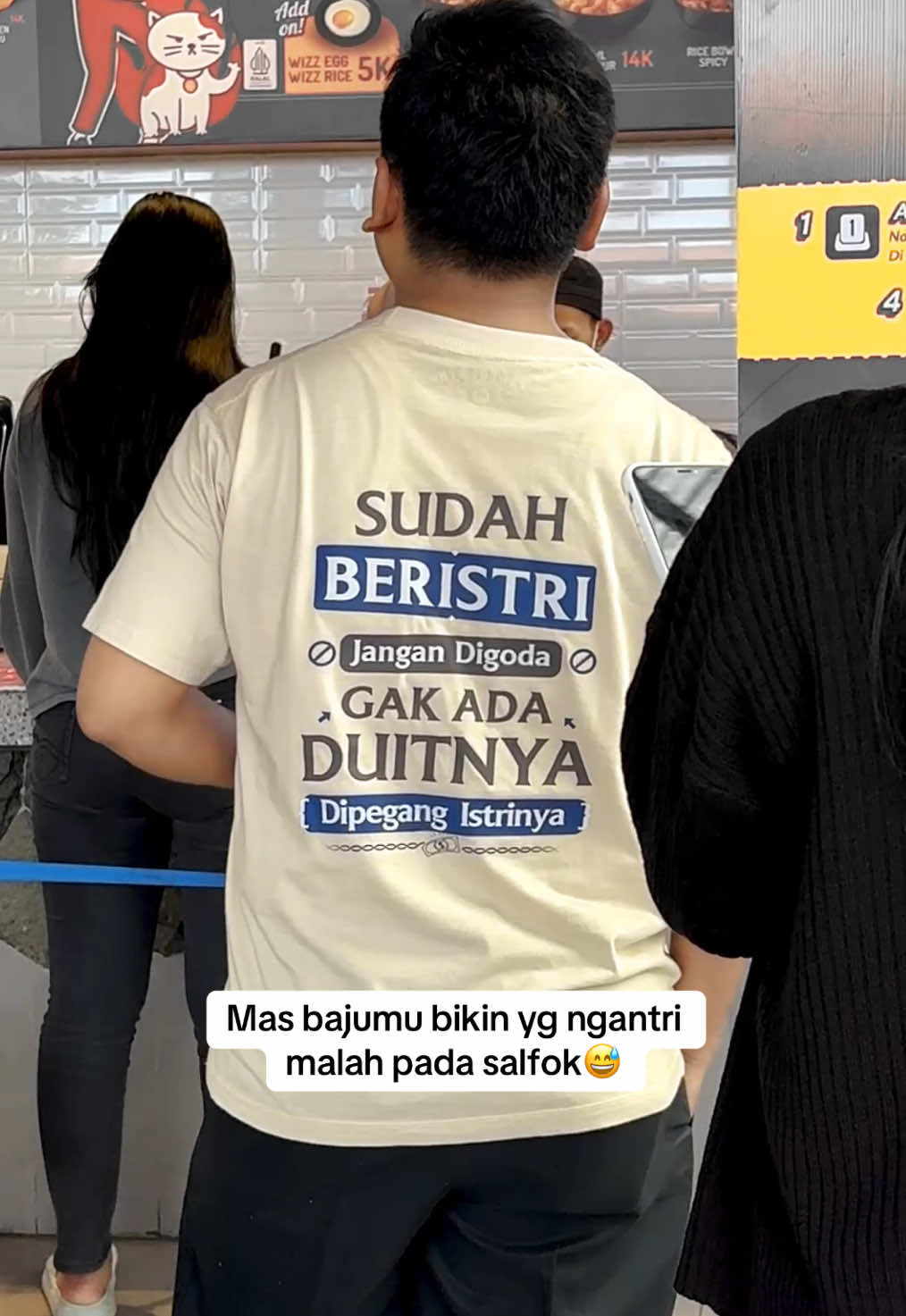 Yg awalnya bete langsung terhibur pas baca tulisan bajunya😆 #kaoskatakata #kaosviral #kaoscowo 