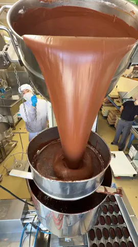 豪快に作るふわふわ濃厚ショコラ 豪快に作り上げられるショコラは、 チョコラはこっくり生チョコのような味わいと食感。 大人気商品で一口食べたらとろける美味しさ。 📍シャ・ノワール/鶴見 ふわふわショコラ　¥184 🏠住所: 大阪府大阪市鶴見区緑1-8-11 🚃 最寄駅: 大阪メトロ新森古市駅徒歩6分 ⏰営業時間:10:00 - 21:00 L.O. 19:30 🗓️ 不定休 Deliciously fluffy, rich chocolate These exquisitely crafted chocolates have the flavor and texture of rich, ganache. This incredibly popular product melts in your mouth with every bite. 📍Chat Noir/Tsurumi Fluffy Chocolate ¥184 🏠Address: 1-8-11 Midori, Tsurumi-ku, Osaka City, Osaka Prefecture 🚃 Nearest Station: 6-minute walk from Shin-Mori-Furuichi Station on the Osaka Metro ⏰Business Hours: 10:00 AM - 9:00 PM, Last Order: 7:30 PM 🗓️ Irregular Holidays #大阪グルメ #japanesefood #tiktokfood