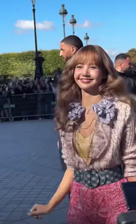 LOOK AT HER  LISA PARIS FASHION WEEK  #LVSS26 #LISAxLVSS26  #LISAxLouisVuitton #LISA #fyp 