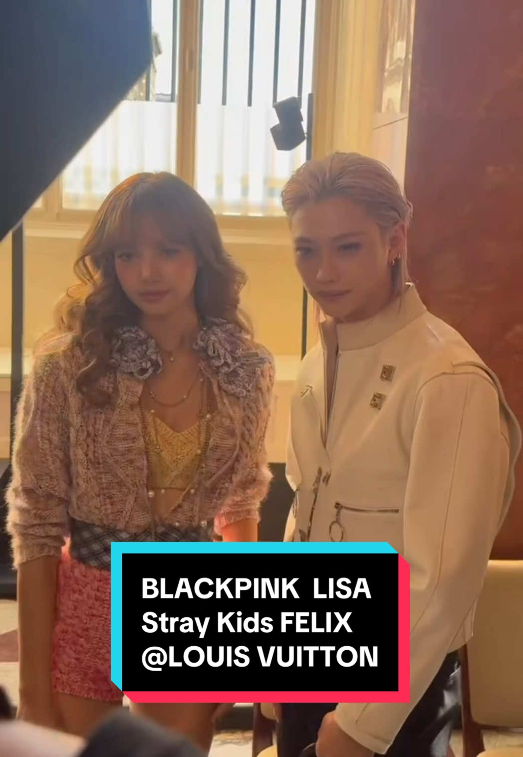 「ルイ・ヴィトン」2026年春夏コレクションのショー会場にBLACKPINKのLISAとStray Kidsのフィリックスが到着！ #LVSS26 #FELIXxLVSS26#LISAxLouisVuitton