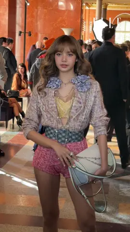#ELLEShowTime มาถึงแล้ว! สาว LISA เฮ้าส์แอมบาสซาเดอร์ของ Louis Vuitton มาร่วมชมโชว์ Louis Vuitton คอลเล็กชั่น Women’s Spring/Summer 2026 พร้อมกับลุคหวานซ่อนเปรี้ยวที่มาจากคอลเล็กชั่น Resort 2026 โดยมีดีเทลเป็นผ้านิตที่ถูกถักออกมาเป็นชุดในโทนสีสันพาสเทล  #ELLEThailand  #LISAxLVSS26 #LISAxLouisVuitton #LVSS26  