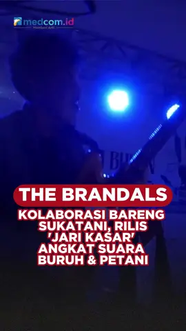 The Brandals merilis single “Jari Kasar” (30/9), lagu punk rock yang mengangkat isu buruh dan masyarakat adat. Lagu ini menghadirkan kolaborasi dengan duo Sukatani serta debut drummer baru Ghani Noorputra. Selain musik, The Brandals juga bermitra dengan Greenpeace dan Trend Asia, menegaskan komitmen mereka pada isu sosial dan lingkungan. Single ini jadi pembuka menuju album baru yang lebih eksploratif. Sumber: Instagram/@thebrndls #medcomid #mudamemberiarti #thebrandals #sukatani