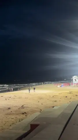 Ngồi trước biển đêm, người ta dễ quên đi những ồn ào, chỉ còn lại tiếng sóng và suy tư...!!!🥰🍀🥰#canhdepthiennhien #thinhhanh2025 #xuhuongtiktok #vungtau #biendep 