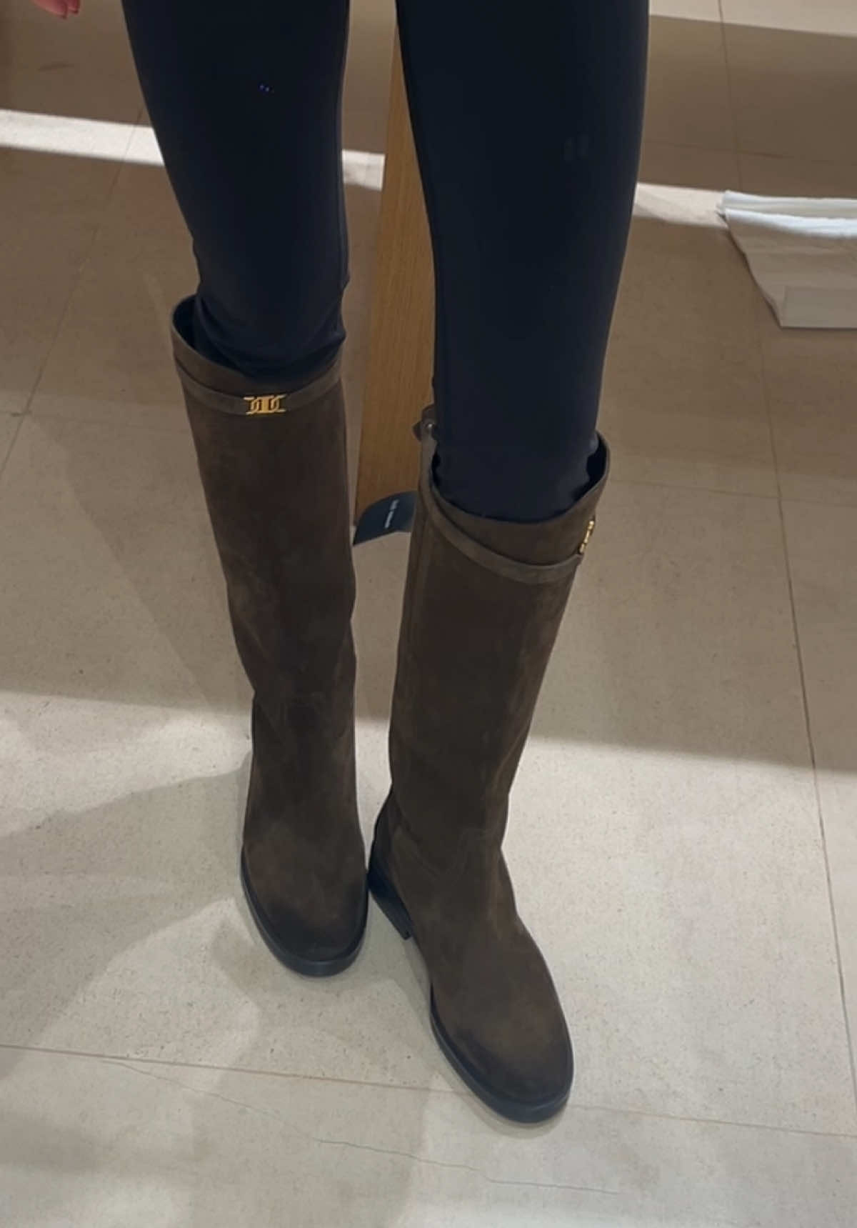 Perfect fall boot 😮‍💨☕️🍂🍁🤎 #fyp #fall #suedeboots #massimodutti 