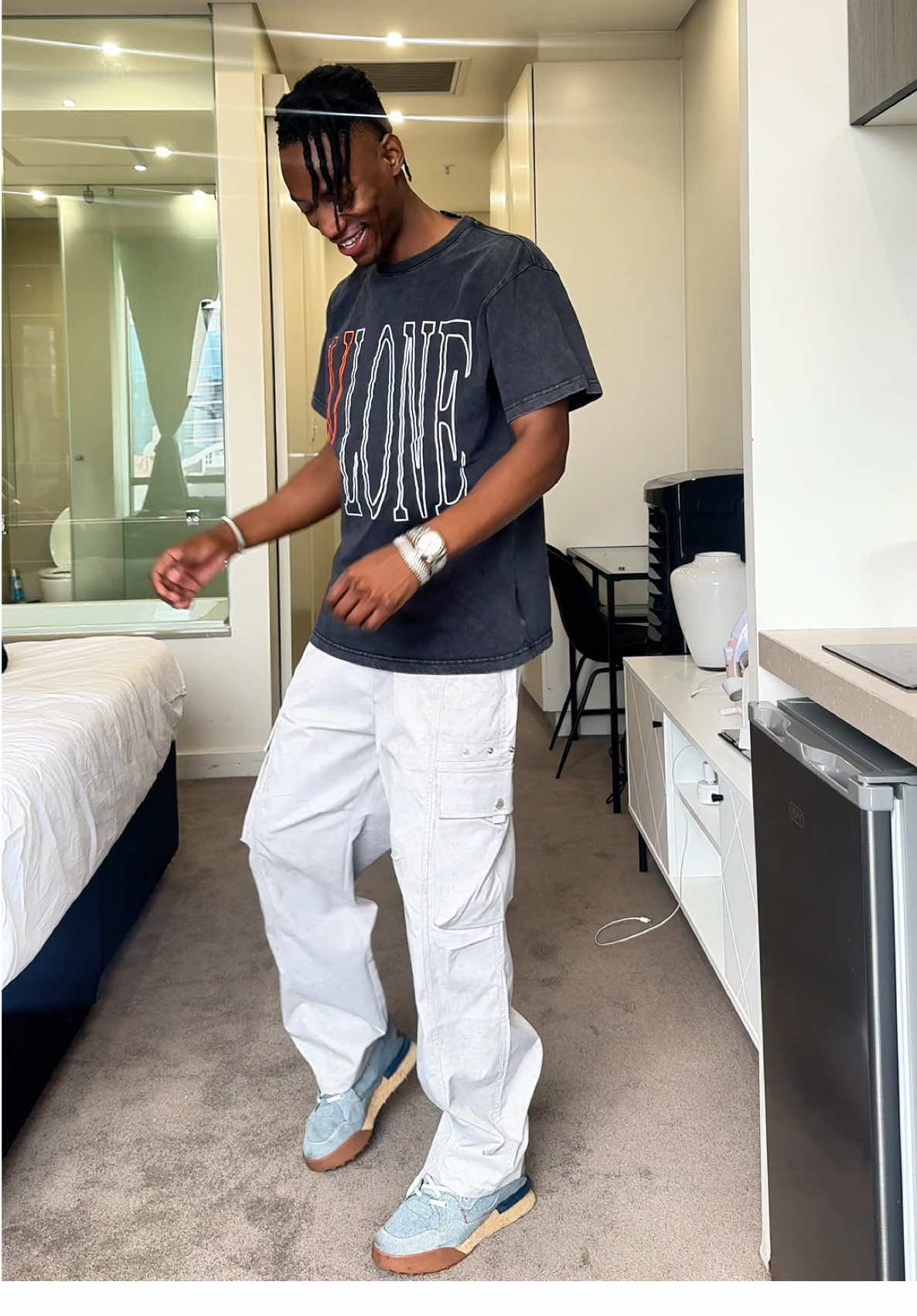 White cargo pants ✔️ Dark graphic tee ✔️ Silver details ✔️ Replay kicks ✔️ Zara bag… not so much 😅 Sometimes the best outfits come with a little chaos 😂🔥 #grwm #streetwear #mensstyle #fashiontok #OOTD   @VLONE ® @Replay SA 