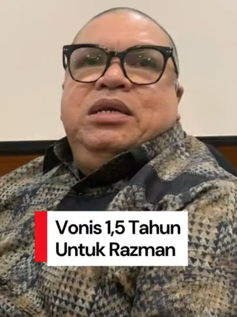 Razman Arif divonis 1,5 tahun penjara gara-gara kasus pencemaran nama baik ke pengacara kondang Hotman Paris. Hakim bilang Razman terbukti bersalah karena nyebarin konten bernuansa fitnah & penghinaan. Hakim juga menjatuhkan denda Rp 200 juta subsider 4 bulan kurungan kepada Razman. Creator: Tri Aljumanto #hotman #razman #pencemarannamabaik #detikcom