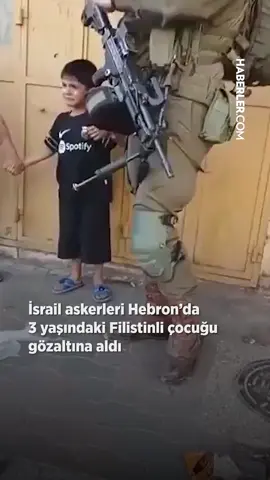 İsrail askerleri Hebron’da 3 Yaşındaki Filistinli çocuğu gözaltına aldı. Hebron, Filistin – İsrail askerleri, Hebron’da yaşları 5 ve 3 olan iki küçük çocuğu “casusluk yapıyorlar” iddiasıyla gözaltına aldı. Olay, bölgede büyük tepkilere yol açtı. Görgü tanıklarına göre, İsrailli askerler çocukların korkuyla ağlamasına aldırmadan ellerinden ve bileklerinden tutarak çocukları çember içine aldı. Filistinliler, İsrail’in savaş suçlarına karşı uluslararası insan hakları örgütlerini tepki vermeye davet etti.