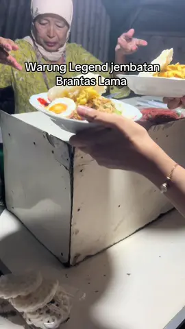 Kehabisan rawon .. 😭 akhirnya minta kuahnya sana lauk telur asin 🤣saking pengennya…  #kulinerplosojombang #kulinerjombang #infojombang #lewatberandafyp #plosojombang 