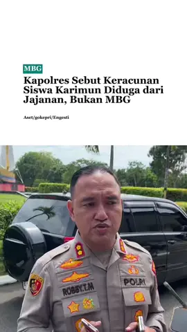 Insiden keracunan makanan yang menimpa puluhan pelajar di Kabupaten Karimun  usai menyantap Makan Bergizi Gratis (MBG) menjadi perhatian serius jajaran kepolisian. Kapolres Tanjung Balai Karimun, AKBP Robby Topan Manusiwa, memastikan penyelidikan sedang berjalan intensif untuk mengungkap sumber pasti keracunan. Sebanyak 24 siswa dari dua sekolah berbeda 15 dari Kecamatan Balai dan 9 dari Kecamatan Meral harus dilarikan ke rumah sakit setelah mengalami gejala mual dan pusing pada Senin (30/9). Beruntung, seluruh korban kini telah dipulangkan setelah mendapatkan perawatan medis. “Saat ini semua korban sudah membaik dan sudah dipulangkan,” ujar Robby Selasa (30/9) siang. Robby menyebut, pihaknya telah memeriksa 15 saksi terkait kasus ini, termasuk dari pihak penyedia makanan sekolah (SPPG), ahli gizi, guru, hingga siswa yang terdampak. Penyelidikan sementara mengarah pada kemungkinan bahwa keracunan tidak berasal dari program Makanan Bergizi Gratis (MBG), melainkan dari jajanan yang dikonsumsi siswa di luar lingkungan sekolah sebelum makan siang. “Banyak siswa mengonsumsi jajanan di luar sekolah sebelum makan MBG. Ini menjadi dugaan awal kami. Tapi tentu masih kami dalami,” jelasnya. Dugaan ini diperkuat oleh fakta bahwa sejumlah guru yang ikut mencicipi menu MBG tidak mengalami gejala keracunan. Polisi juga telah berkoordinasi dengan Direktorat Kriminal Khusus (Dirkrimsus) Polda Kepri untuk proses penyelidikan lanjutan. Selengkapnya baca @gokepri.com