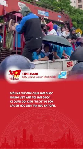 Xe quân đội đưa đón các em học sinh, lạ mà lại thật! Chỉ có tại Việt Nam mà thôi! ⛈️💨 🌊 Hôm nay, ảnh hưởng từ hoàn lưu bão số 10, Hà Nội có mưa lớn, nhiều tuyến đường ngập sâu. Các trường học ở Thủ đô cũng bị ảnh hưởng nặng nề.  Dù nhiều trường thông báo cho học sinh tan sớm nhưng các em di chuyển rất khó khăn. 
️🎖️ Tại Trường THCS Cổ Nhuế 2 (Hà Nội), lực lượng quân đội đã điều xe chuyên dụng chở học sinh ra khỏi trường để sang khu vực đường Phạm Văn Đồng - nơi phụ huynh chờ để đón con về. #sacmauvietnam #vietnam #nguoivietnam 