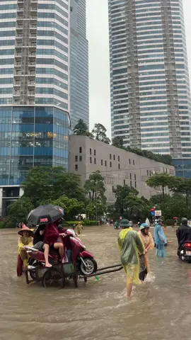 Qua được đoạn này thôi, xung quanh ngập hết chưa biết bao giờ về đến nhà các Bác ạ!😫😫 22 năm ở Hà nội lần đầu tiên thấy ngập kinh khủng vậy, các ngả đường luôn 🥲  #vitraltiktok #lulut #keangnam 