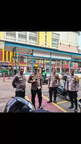 Kapolsek Ciledug Kompol R.A. Dalby, S.Pd., M.H memimpin langsung apel kesiapan sekaligus melakukan pengamanan dan pemantauan di Halte Busway CBD Ciledug dalam rangka mengantisipasi pergerakan massa aksi menuju Jakarta. Kegiatan tersebut difokuskan untuk menjaga situasi kamtibmas tetap stabil, menghindari potensi gangguan keamanan, serta mengatur kelancaran arus lalu lintas. Dengan kehadiran personel di lapangan, diharapkan masyarakat merasa aman, nyaman, dan aktivitas warga sekitar dapat berjalan normal tanpa hambatan. Selasa, 30/9/2025