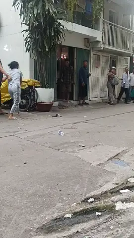Cơn mưa gạch từ chị gái. Bị 2 người đàn ông đánh hội đồng. 