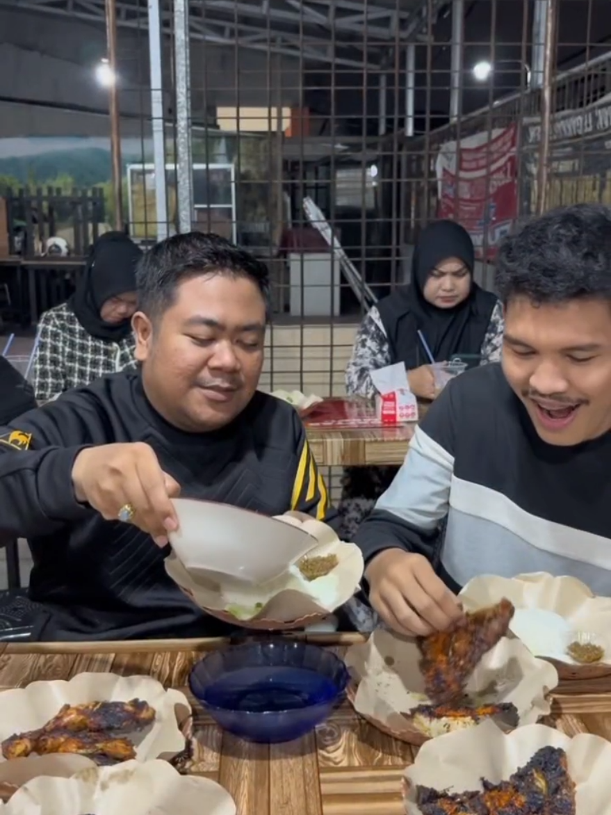 terima kasih abg2 udah mau mampir tempat kami dan jangan lupa buat warga pontianak untuk selalu mampir ketempat kami yang beralamat di Jl. HM Swignyo  no.46 (disamping gg.nur2) #patinbakarpontianak #makanankhaspontianak #kulinerpontianak #fyp #pontianakfood 