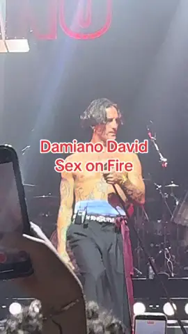 @Damiano David covering Kings of Leon Sex on Fire at night 1 London Roundhouse - 28.09.2025 #damianodavid #fyp #concert #damianodavidedit #kingsofleon 