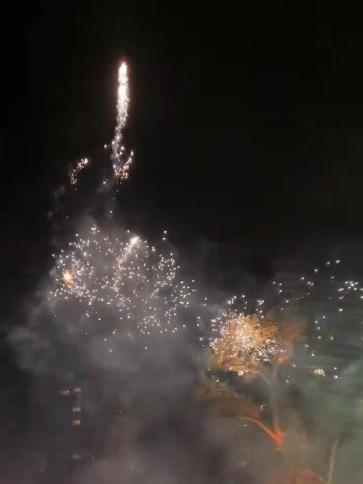 أشعل مشجعو جلطة سراي عرضًا ضخمًا للألعاب النارية أمام فندق فريق ليفربول قبل مباراتهم في دوري أبطال أوروبا في إسطنبول 😴🧨 🎥 X/OurSoul_Gala موطن كرة القدم | كل مباراة، كل لحظة http://DAZN.com