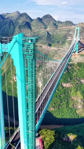 สะพานฮวาเจียง แกรนด์แคนยอน (Huajiang Canyon Bridge) ได้เปิดใช้อย่างเป็นทางการแล้ว สะพานแห่งนี้ถูกขนานนามว่าเป็น “สะพานที่สูงที่สุดในโลก” ทั้งในแนวตั้งและแนวนอน 	•	ช่วงกลางสะพานยาว 1,420 เมตร จัดเป็นอันดับ 1 ของโลกในบรรดาสะพานแขวนที่สร้างในภูเขา 	•	ความสูงจากพื้นสะพานถึงผิวน้ำ 625 เมตร สูงที่สุดในโลกเช่นกัน 	•	ถือเป็นจุดเชื่อมสำคัญของทางด่วนจากหลิวจือ (Liuzhi) ไปยังอันหลง (Anlong)  #สะพานฮวาเจียง #สะพานที่สูงที่สุดในโลก #กุ้ยโจว #TikTokพาเที่ยว #huajianggrandcanyonbridge 