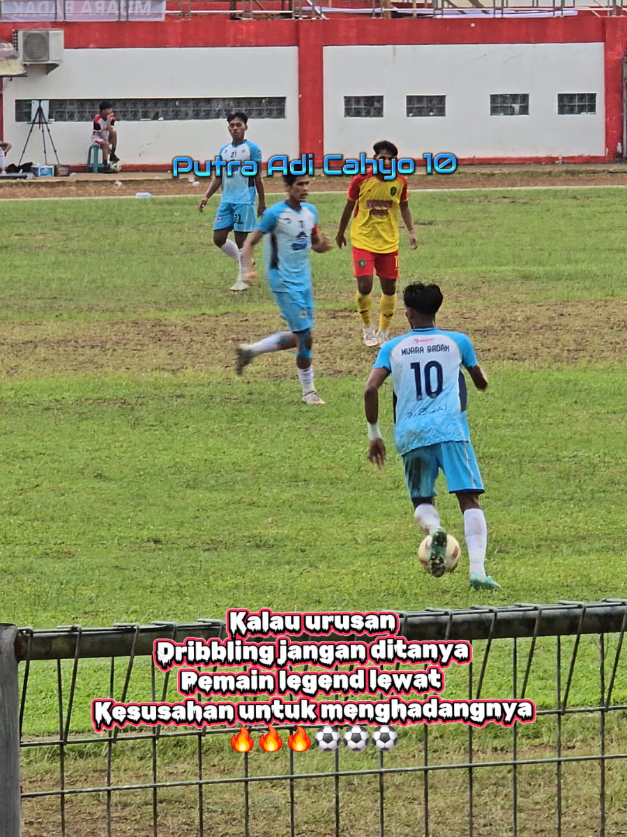 Kesusahan untuk menghentikan pemain yang satu ini posisi winger dengan dribblingnya legend pun lewat Kec. Muara Badak Juara 1 Bupati Cup 2025 Kutai Kartanegara  🏆🏆🏆🥇🥇🥇🔥🔥🔥⚽️⚽️⚽️. #Soccer #tarkamsepakbola #juara1 #muarabadak #bupaticup2025 