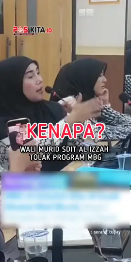 Wali Murid SDIT Al Izzah Tolak Program MBG  Sejumlah wali murid SDIT Al Izzah, Kota Serang, menolak program Makanan Bergizi Gratis (MBG) dibagikan di sekolah mereka.  “Kami sudah membayar biaya masuk dan SPP yang cukup besar. Kalau sudah mampu, kenapa harus ada MBG masuk ke dalam sekolah,” ujar perwakilan wali murid, Baim Aji, usai audiensi dengan Pemkot Serang. Mereka juga menolak dapur dan distribusi MBG di area sekolah karena dianggap menambah risiko kecelakaan, sampah, hingga masalah keamanan. Wali Kota Serang Budi Rustandi menegaskan dirinya tetap mendukung program nasional ini, namun memahami aspirasi para wali murid. “Kalau SDIT ini dari kalangan keluarga mampu, wajar bila mereka ingin anak-anak tetap mengikuti katering yang sudah ada jauh sebelum MBG,” katanya. #poskita #beritaterkini #mbg #news #berita 