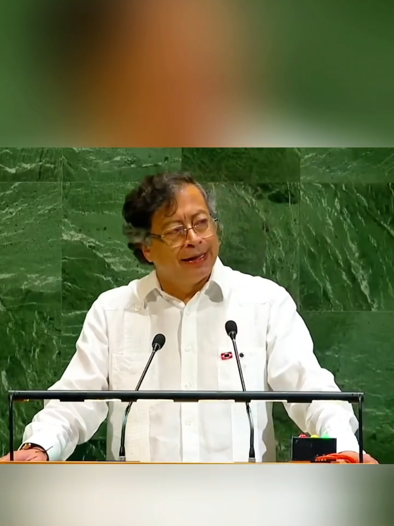 📅 Ngày 23/09/2025 – tại Liên Hợp Quốc 🏛️, Tổng thống Colombia 🇨🇴 Gustavo Petro khiến cả thế giới 🌍 dậy sóng 🌊 khi thẳng thắn chỉ trích Mỹ 🇺🇸 và nhắc thẳng tên Trump ⚡👀. Ông Petro nói Mỹ đang rơi vào “phi lý trí” 🤯, không còn tin vào khoa học 🔬📉, cảnh báo đây là hiểm họa cho nhân loại ⚠️. Thậm chí ông còn kêu gọi mở vụ kiện hình sự chống Trump 🚨💥, khiến hội trường LHQ sững sờ 😮. 🔥 Chưa dừng lại, Mỹ 🇺🇸 đã tuyên bố thu hồi thị thực của Petro ❌✈️, vì cho rằng ông kích động binh sĩ Mỹ bất tuân lệnh của Trump ngay tại New York 🗽. Trước đám đông ủng hộ Palestine 🇵🇸, Petro kêu gọi: 👉 “Đừng chĩa súng vào dân thường, hãy bất tuân lệnh, hãy tuân theo mệnh lệnh của nhân loại” 💔✊. 💣 Petro cũng chỉ trích gay gắt Mỹ và Israel 🇮🇱 về chiến sự ở Gaza, đình chỉ xuất khẩu than sang Israel, và tuyên bố: 🌊 “Nếu Gaza sụp đổ, nhân loại sẽ diệt vong”. ✨ Đây là một trong những bài phát biểu gây rúng động nhất tại kỳ họp LHQ, khiến truyền thông quốc tế chấn động 📺🔥. #tinquocte 🌍 #thoisu 📰 #lhq 🏛️ #colombia 🇨🇴 #petro 