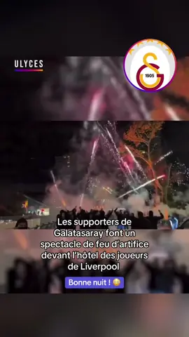 Les supporters de Galatasaray font un spectacle de feu d’artifice devant l’hôtel des joueurs de Liverpool : Bonne nuit ! 🎥 X/OurSoul_Gala #football #foot #liverpool  
