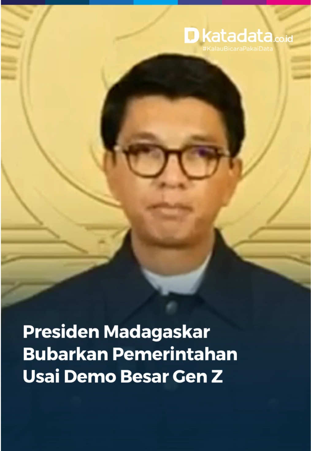 Presiden Madagaskar Andry Rajoelina, membubarkan pemerintahan pada Senin (29/9) menyusul gelombang unjuk rasa besar yang dipimpin oleh generasi muda (Gen Z). Rajoelina memberhentikan Perdana Menteri Christian Ntsay dan seluruh anggota kabinet. Meski demikian, mereka diminta tetap menjalankan tugas hingga pengganti resmi ditunjuk. Rajoelina bahkan membuka proses pendaftaran pejabat baru melalui email dan LinkedIn. Dalam pengumumannya, ia mengakui kemarahan publik, menyampaikan permintaan maaf, dan menyatakan niatnya untuk membuka ruang dialog. “Saya memahami kemarahan, kesedihan, dan kesulitan yang disebabkan oleh pemadaman listrik dan gangguan pasokan air. Saya mendengar seruan itu, merasakan penderitaan, memahami dampaknya pada kehidupan sehari-hari,” kata Rajoelina dalam pidatonya yang disiarkan langsung melalui Televiziona Malagasy. Unjuk rasa yang berlangsung sejak Kamis hingga Senin atau 25 - 29 September ini dipicu oleh krisis listrik dan air yang sudah berlangsung lama, serta seruan agar Rajoelina mundur. Aksi berakhir ricuh dan disertai penjarahan. Aparat keamanan menembakkan gas air mata dan peluru karet untuk membubarkan massa. Menurut laporan PBB, sedikitnya 22 orang tewas dan lebih dari 100 lainnya terluka dalam kerusuhan yang terjadi di ibu kota Antananarivo. Kreator Konten: E. Lintang Editor: Nur Farida, Desy Setyowati #KatadataUpdate #Katadatacoid #KalauBicaraPakaiData #Madagaskar