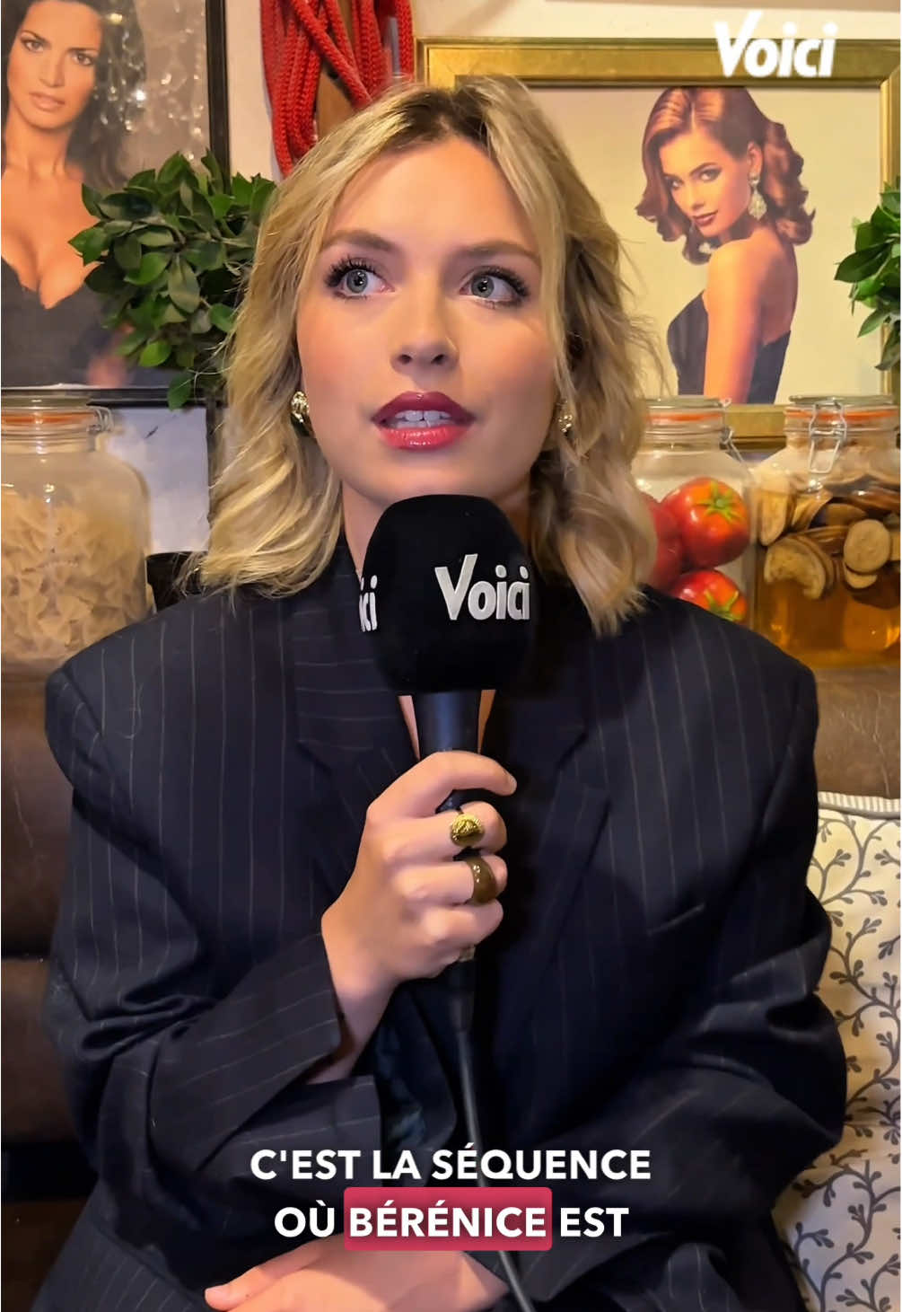 ✨ Bérénice Tannenberg se confie sur son rôle dans Ici Tout Commence « La séquence la plus mémorable ? Celle où Bérénice, complètement ivre avec Joséphine, finit par réussir son dessert signature. J’ai pris un plaisir fou à tourner cette scène, elle restera gravée. » 🍸🍰 Très complice avec Aaricia Lemaire et Laurence Facelina, l’actrice savoure aussi les moments hors tournage : cafés partagés, discussions, rires et révisions de textes. Sur l’évolution de son personnage, elle est admirative : « Bérénice est devenue une femme forte, courageuse et bienveillante. Elle a su transformer ses insécurités en force. Son parcours est un message d’espoir. » Et après sa réussite culinaire ? L’actrice prévient : Bérénice n’est pas à l’abri de nouvelles tempêtes personnelles… 🌪️ Son dessert préféré dans la vraie vie ? La tarte citron meringuée ! 🍋 📍@festivaldelafiction  📹 Céline Peschard  #berenicetannenberg #IciToutCommence #ITC #itw #interview   