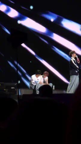 ilmu padi, semakin menunduk semakin berisi gosipnya🤣 gue liat2 dari awal sampe ment mark klen berdua bisik2 mulu yh😭😭 #haechan #chenle #nctdream #tds4injakarta 