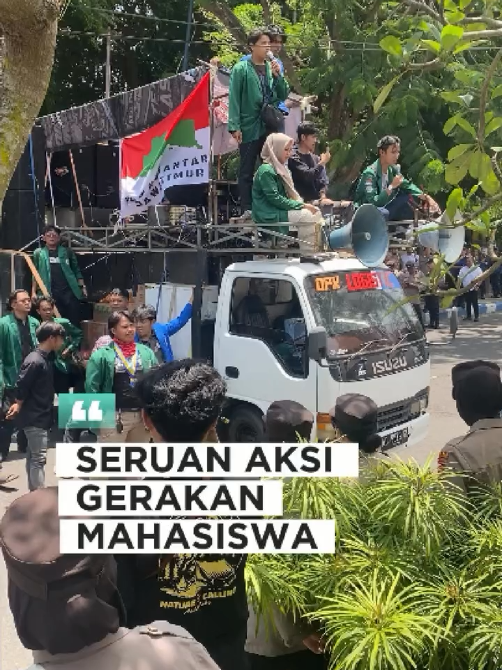 Enek telung tuntutan utama seng disampekne mahasiswa neng seruan aksi gerakan mahasiswa seng digelar neng Ruang Aspirasi Gedung DPRD Tulungagung, Senin 29 September 2025. Tuntutane yokui, nolak segala bentuk kriminalisasi nggone aktivis karo mahasiswa, nyuwun transparansi penyaluran dana BOS, karo evaluasi gek pengawasan ketat nggone mekanisme penyaluran beasiswa. Bupati Tulungagung, Pak Gatut Sunu Wibowo, S.E., M.E. nemoni poro mahasiswa didampingi Sekretaris Daerah karo jajaran Forkopimda Kabupaten Tulungagung. Bupati nanggepi tuntutan kuwi kanthi teges lek bapake dawuh ndak bakal enek kriminalisasi nggone aktivis utowo mahasiswa neng Tulungagung tur merintahne jajarane mbukak data secara transparan terkait dana BOS karo beasiswa. “Pemerintah daerah akan terus membuka ruang dialog dengan mahasiswa dan masyarakat untuk mencegah kesalahpahaman dan memperkuat sinergi pembangunan daerah,” dawuhe Bupati Gatut Sunu. Aksi seng berlangsung damai iki berakhir kanthi kesepakatan nglanjutne pembahasan tuntutan secara luwih rinci neng ruang resmi DPRD Tulungagung, nandakne komitmene bareng-bareng ngge mbangun Tulungagung tanpo konflik tur kriminalisasi. Opo aspirasimu, Cah? #video ko @humas.tulungagung #KacamataTulungagung #Tulungagung