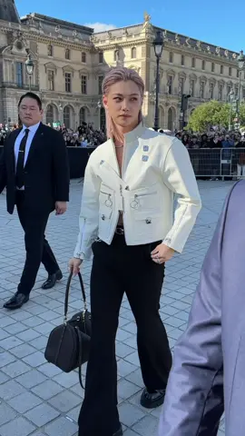 #VogueFashionWeek โมเมนต์การปรากฏตัวของ Felix สมาชิกจากวง Stray Kids แบรนด์แอมบาสเดอร์ @Louis Vuitton ในโททัลลุคเท่ เพื่อเข้าชมโชว์ประจำฤดูใบไม้ผลิ/ฤดูร้อน ปี 2026 ที่พิพิธภัณฑ์ลูฟร์ กรุงปารีส #LouisVuitton #LVSS26  VDO by Style du Monde 