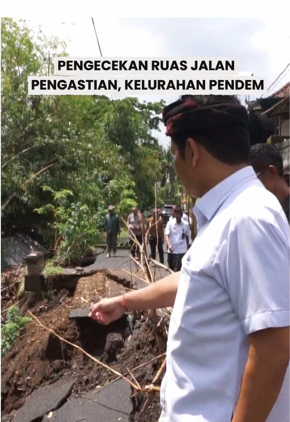 Bupati Kembang Hartawan bersama Wabup Patriana Krisna didampingi Sekda, Kadis PU dan Kepala BPKAD turun langsung ke lokasi jalan longsor di ruas jalan Pengastian, Kelurahan Pendem, Selasa (30/9).  Longsor yang terjadi pada malam sebelumnya, menyebabkan kerusakan serius pada badan jalan, bahkan hampir memutus total akses. Ruas jalan tersebut diketahui merupakan akses utama bagi siswa SD, SMP, dan SMA di wilayah tersebut karena merupakan rute pintas yang lebih aman dibandingkan jalan nasional yang padat dan rawan kecelakaan. Mengingat pentingnya ruas jalan tersebut, keputusan cepat diambil Bupati Kembang dan Wabup Ipat untuk segera memperbaiki ruas jalan tersebut. #jalan #pengastian #pendem #infrastuktur #jembrana @Dinas Kominfo Jembrana @dinaspuprpkpjembr @BPKAD Kabupaten Jembrana @Kecamatan Jembrana 