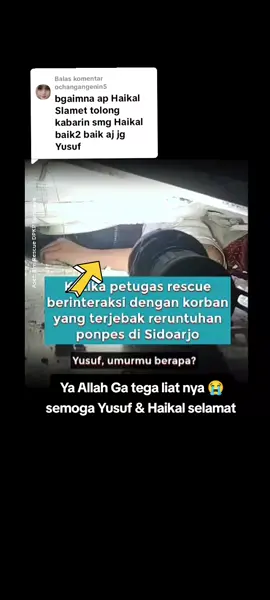 Membalas @ochangangenin5  Bangunan Pondok Pesantren (Ponpes) Al-Khoziny di Sidoarjo, Jawa Timur, ambruk pada Senin sore (29/9) ketika para santri sedang melaksanakan salat asar berjemaah. Diperkirakan ada sekitar 140 santri tertimbun reruntuhan, dengan tiga orang dilaporkan meninggal dunia. Hingga Selasa sore (30/9), proses evakuasi masih terus dilakukan tim penyelamat. Kondisi di lokasi cukup sulit karena beton dan puing bangunan menumpuk hingga ke lantai dasar. Tim rescue harus merayap dan berhati-hati untuk menjangkau korban yang masih hidup. Salah satu anggota Tim Rescue DPKP Surabaya, Aziz, berhasil berkomunikasi dengan dua korban yang masih terjebak reruntuhan, yakni Yusuf (16) dan Haikal. Dalam percakapan tersebut, Yusuf menyebut tidak mengalami luka serius, hanya bagian perutnya terjepit beton. Sedangkan Haikal mengaku seluruh tubuhnya terasa sakit akibat tertindih puing.#beritaterkini #ponpessidoarjo #viral #fyp 