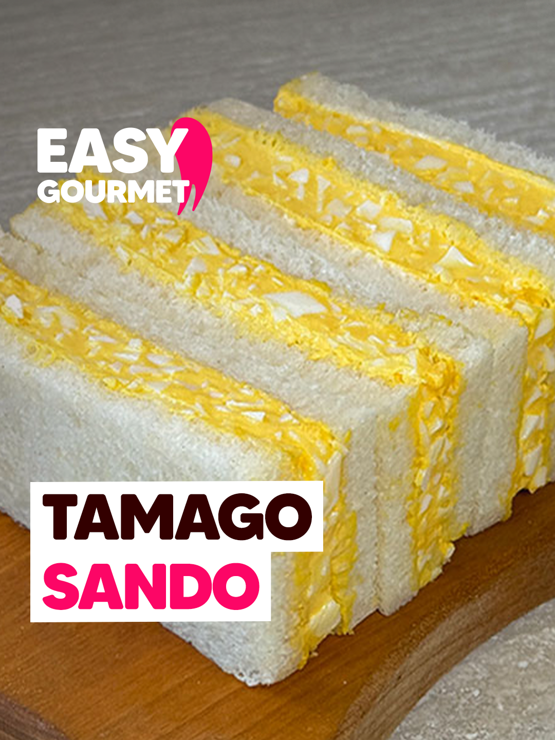 TAMAGO SANDO: il sandwich più famoso del Giappone! 🥪🇯🇵 Morbido e con un ripieno semplice ma gustoso, ti conquista al primo assaggio 😋  Il nostro Michele ci spiega come prepararlo: 👉INGREDIENTI Per 2-3 sandwich 5 uova 50g di maionese giapponese 5g di zucchero 20g di panna 4-6 fette di pane shokupan o da tramezzino Burro morbido  Q.B. Sale Q.B. Pepe nero Q.B. 👉PREPARAZIONE 1. Cuoci 5 uova partendo da acqua fredda per 10 minuti dopo l’ebollizione. 2. Raffreddale subito in acqua ghiacciata e sgusciale. 3. Separa tuorli e albumi, taglia gli albumi a pezzi grossolani. 4. Schiaccia i tuorli con maionese, panna, zucchero, sale e pepe fino a ottenere una crema liscia. 5. Unisci gli albumi al composto delicatamente. 6. Spalma burro sulle fette di pane, farcisci con il ripieno e chiudi i sandwich. 7. Avvolgi in pellicola e lascia riposare in frigo 20–30 minuti. 8. Taglia e servi il tamago sando. Ti piacerebbe conoscere altre ricette come queste? 😋 Allora non dimenticarti di cliccare su segui -> @ cookist  #cookist #ricetta #sandwich #giappone #tamagosando