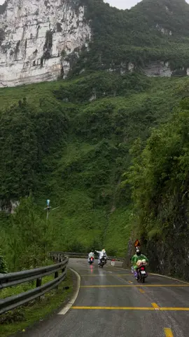 vẻ đẹp siêu thực Mã Pí Lèng ngày mưa. 
