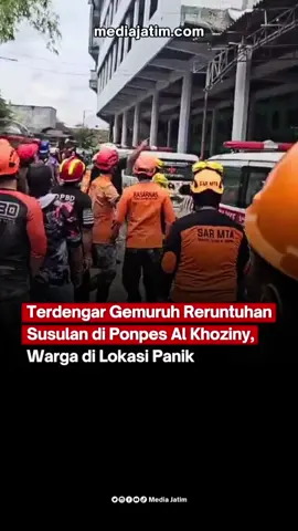 Suara gemuruh seperti reruntuhan susulan bangunan kembali terdengar di lingkungan Lembaga Pesantren Al Khoziny, Buduran, Sidoarjo, Selasa (30/9/2025). Getaran keras yang menyerupai retakan bangunan membuat kepanikan massal di sekitar lokasi tragedi robohnya gedung lantai tiga sehari sebelumnya.  Suasana semakin riuh karena beberapa petugas evakuasi yang berada di dekat reruntuhan juga ikut berlari menyelamatkan diri. Situasi tersebut menambah kepanikan warga yang khawatir bangunan lain di komplek pesantren juga terancam roboh.  Hingga kini, konsentrasi massa yang terdiri dari wali santri, masyarakat umum, serta unsur aparat keamanan terus dihimbau untuk menempati lokasi aman. Petugas fokus mengalihkan kerumunan dari bawah bangunan empat lantai yang berdiri di sisi depan pesantren, lantaran kondisinya dinilai rawan menyusul adanya gemuruh retakan. Source: beritajatim.com #mediajatim #mengawalsampaituntas  #foryoupage  #bangunanambruk #sidoarjo 