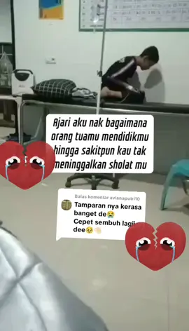 Dalam kondisi sakitpun ,tetap menjaga sholatnya, masyaallah,semoga cepet sembuh dek #anaksantri #prayforpondokpesantrenAlkhozinysidoarjo #jawatimur #sidoarjo #fyppppppppppppppppppppppp 