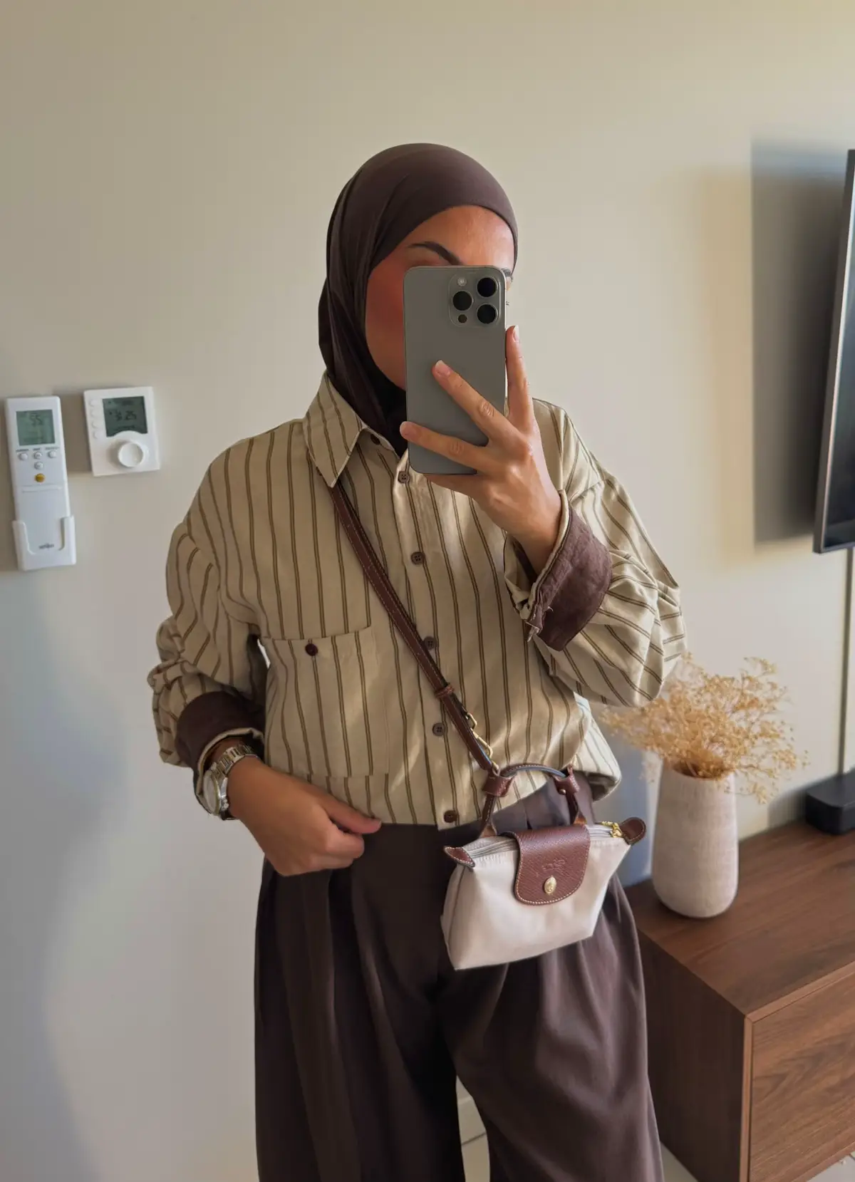 Tenue du jour full @CYBWEAR dans les tons marrons 🤎🧸 Chemise à rayures ultra tendance + pantalon patte d'éléphant hyper confortable ☁️ Un combo parfait entre style et confort ✨ #outfit #hijab #falloutfits #inspooutfit #fyp 