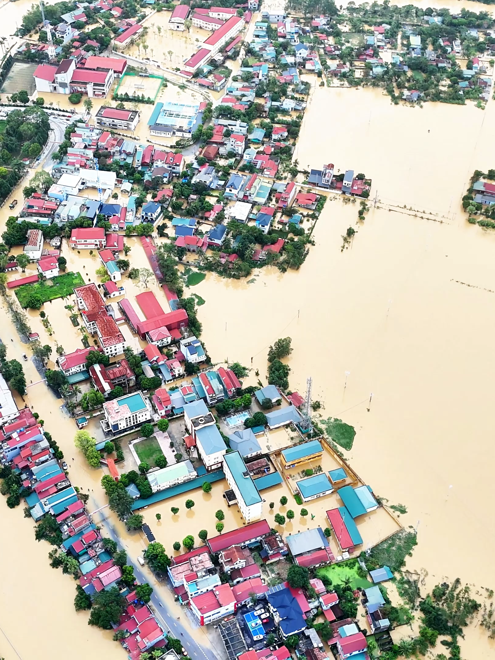 Từ trên cao nhìn xuống, cả vùng quê Xã Nông Cống – Thanh Hoá giờ chỉ còn lại biển nước mênh mông sau cơn bão Buloi dữ dội. Những mái nhà, những cánh đồng, những con đường thân quen nay chìm khuất trong dòng nước bạc, để lại bao đau thương và xót xa. Thương lắm bà con nơi đây khi phải oằn mình chống chọi thiên tai, gồng gánh mất mát, lo cho cuộc sống ngày mai. Hình ảnh này không chỉ khắc sâu nỗi đau, mà còn nhắc nhở mỗi chúng ta về sự sẻ chia, về tinh thần đoàn kết, để cùng nhau vượt qua giông bão, dựng xây lại cuộc sống bình yên.#nongcongchill #bãoboilu #netdepquehuong #nongcong
