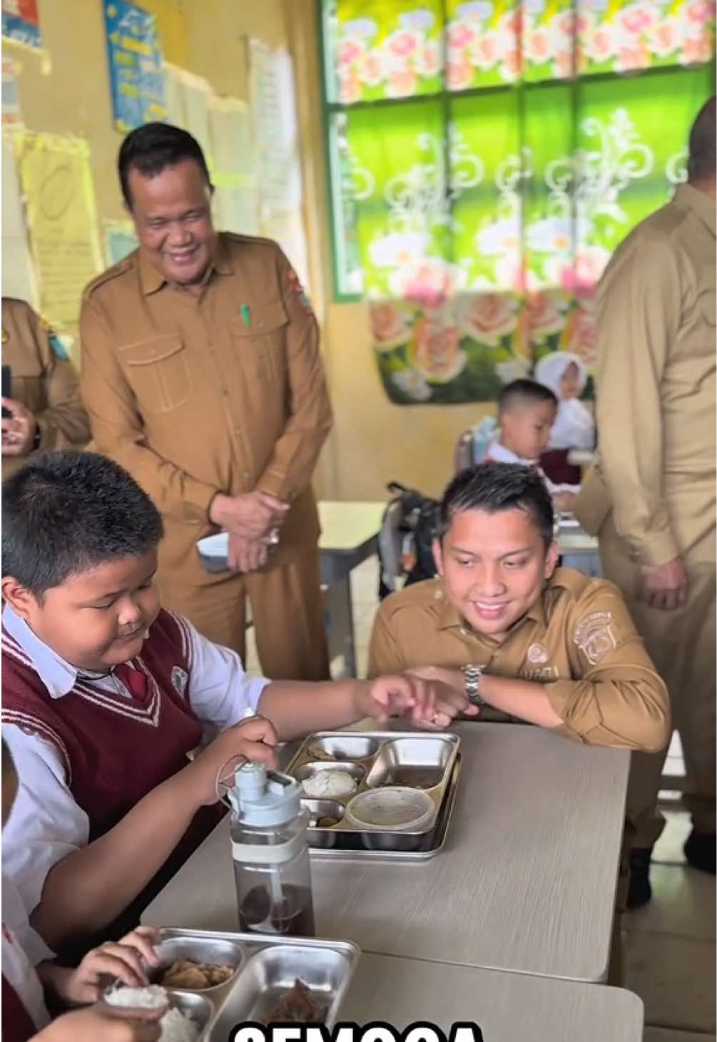 Meninjau ke sekolah penerima MBG ini dilakukan di SDN 8 Tanjung Raja untuk melihat bagaiman proses pembagian Makan Bergizi Gratis (MBG) dapat berjalan lancar dan tanpa adanya kendala kendala  Kita juga langsung mengunjungi Dapur Makan Bergizi Gratis di Satuan Pelayanan Pemenuhan Gizi (SPPG)  Kandis II, dengan harapan Dapur MBG yang ada di Kabupaten Ogan Ilir dapat kita evaluasi jika adanya hambatan dapat segera kita selesaikan dengan berkaloborasi lintas dinas terkait. Kedepan SPPG ini akan kita satukan dengan Koperasi Desa sehingga sumberdaya yang ada di desa baik daging, sayur mayur dan sebagainya dapat di suplay langsung untuk kebutuhan MBG di Desanya agar petani dan masyarakat lain yang berkaitan dengan adanya MBG ini dapat sejahtera  Kita sama sama jaga dan kita dukung program bapak presiden Republik Indonesia ini, karna hasil kuseksesan program ini dapat di rasakan selain oleh siswa tapi oleh seluruh masyarakat desa. Dengan SPPG ini  saya sangat berharap kedepan sumberdaya yang di gunakan untuk suplay di SPPG  adalah seratus persen Sumberdaya yang ada di Desa setempat #bupati #oganilir #sumateraselatan 