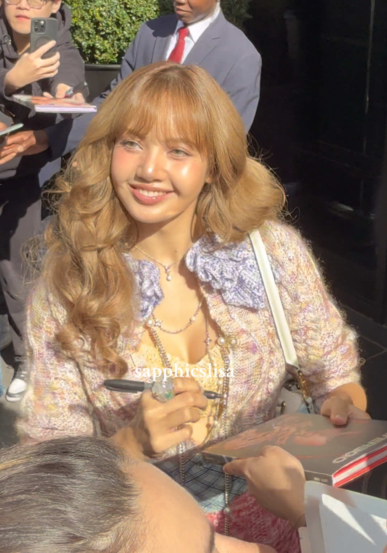 #LISA signing autographs after the #LouisVuitton #LV fashion show in Paris 💛 #Blackpink #LISAxLouisVuitton 