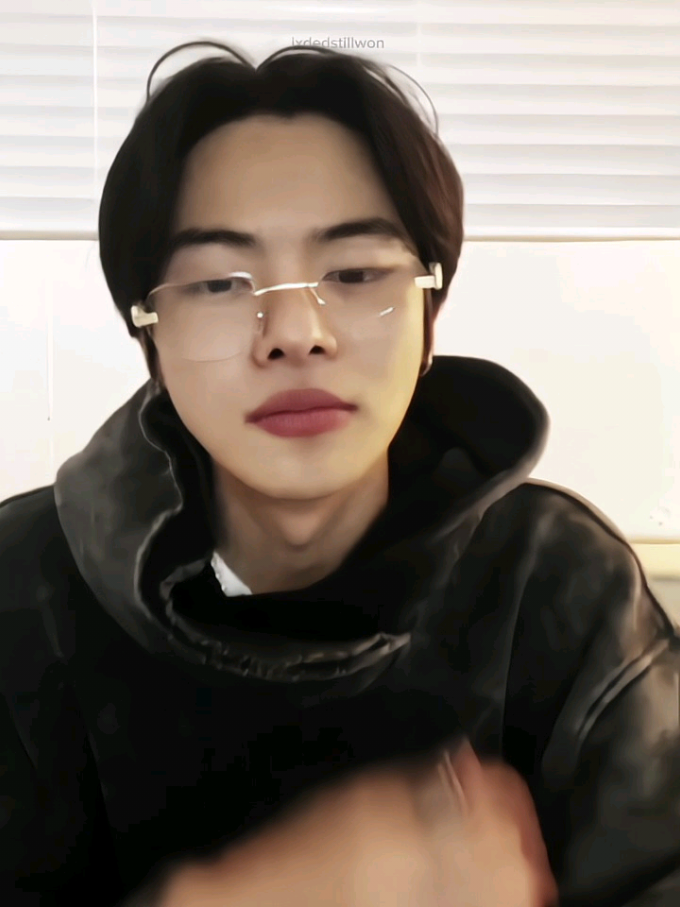 he's a gentleman everything about him so perfect 😭 #leeleo #leoz #leowon #ald1 #alphadriveone 