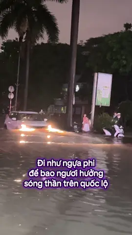 Đi nhanh 1 giây, khổ người khác cả ngày 😔. #giaothongvietnam #vănminhláixe #antoangiaothong #xehơi #ngậpnước  