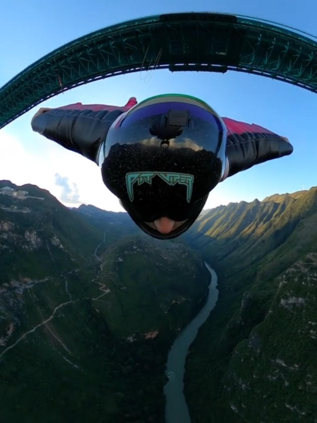 Un saut en parachute depuis le plus haut pont du monde, le pont du Grand Canyon de Huajiang (Guizhou). #Chine