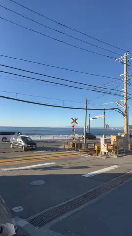 旅行の記録 朝の江ノ電 鎌高前 江ノ電の緑と空と海の青が素敵☘️ 11月に行ったから、朝のキリッとした冷たいけど気持ちの良い空気が良かった💭💭 朝7:30くらいに行ったら人が少なめでおすすめ #江ノ電 #鎌倉高校前 #海 #踏切 #鎌倉 #江ノ島 #神奈川 #写真 