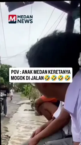 “Kereta Mogok? Tenang, Ada Solusi Medan Style”  Kalau di kota lain mogok dibantu dorong atau diperiksa mesin, tapi kalau di Medan, jangan kaget… yang datang malah nawarin m4nc1s!  Pernah ngalamin hal absurd di jalan Medan juga? Ceritain di kolom komentar! (MedanNews)  #medannews #medantalk #lucu #ngakak #videolucu 