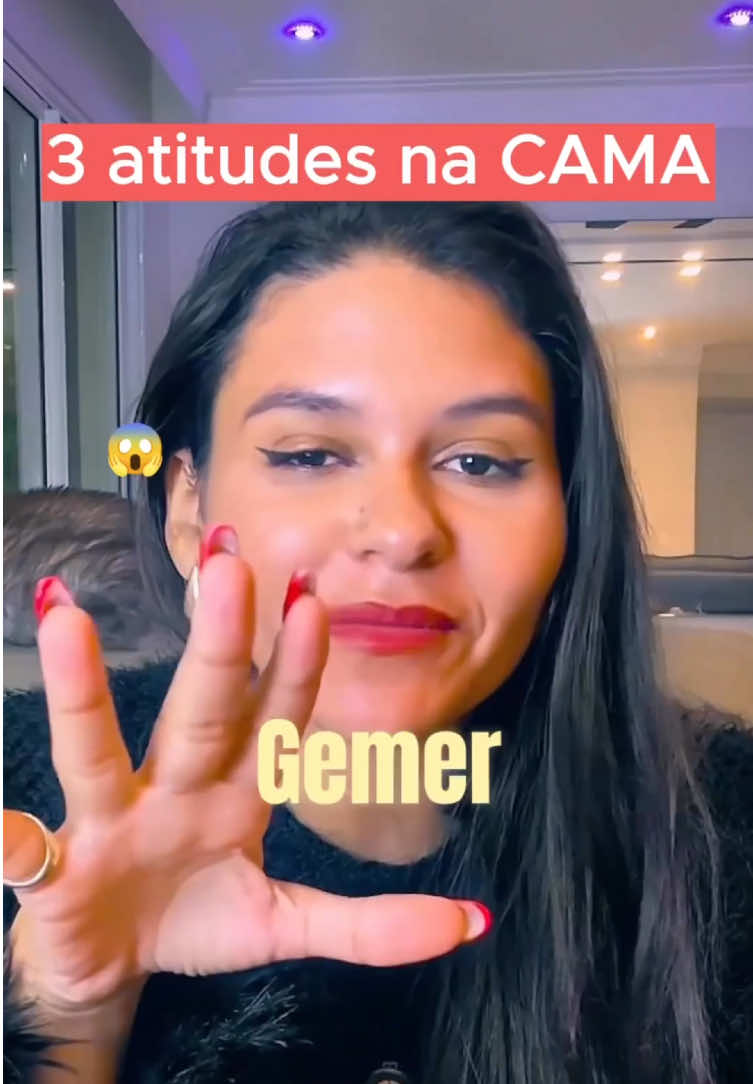 Essas 3 atitudes fazem toda diferença no seu relacionamento! ❤️ 🥰 Intimidade não é só estar junto fisicamente. É sentir que você pode se abrir sem medo, é confiar que o outro vai acolher, é ter espaço para ser vulnerável. Muita gente se perde porque acredita que intimidade é automática, mas ela precisa ser cultivada com presença e cuidado.