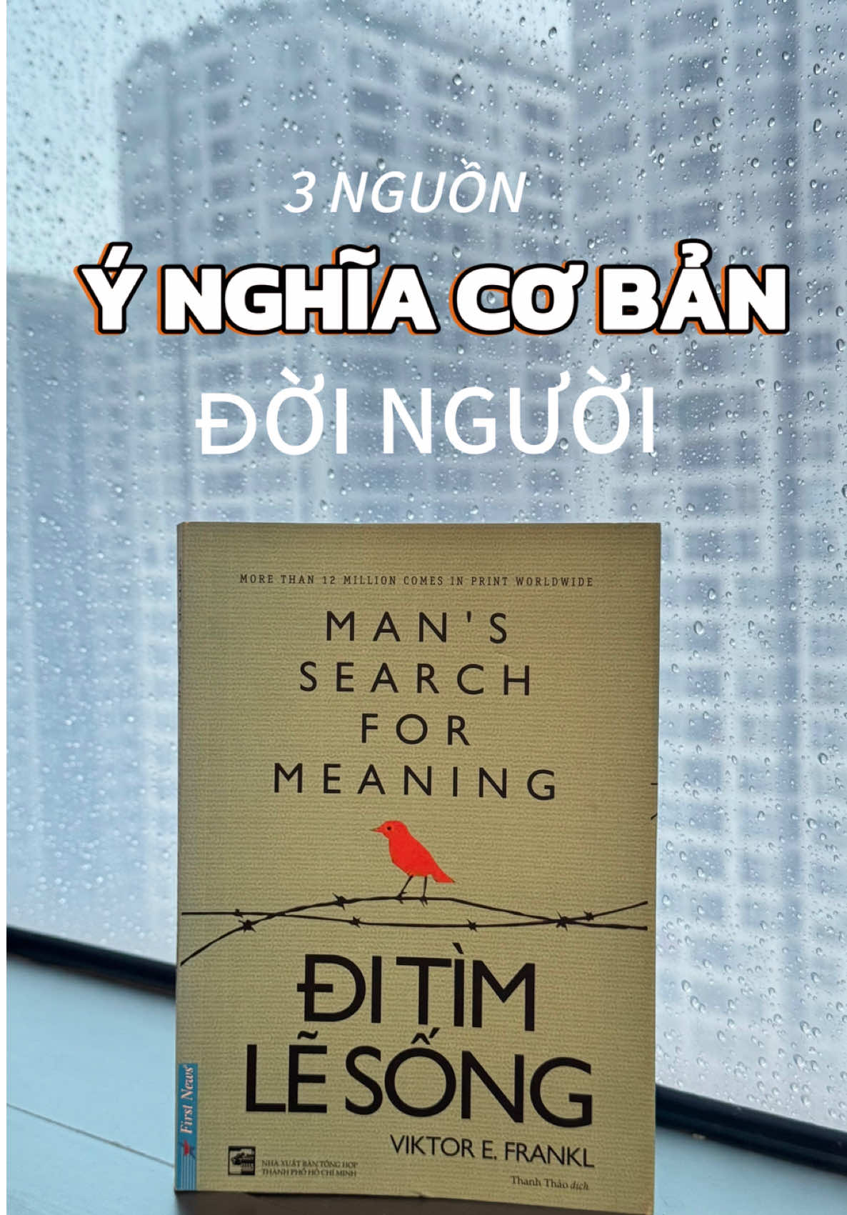 Giữa đau thương, điều gì giữ con người đứng vững? Những ngày này, nhìn miền Trung quê hương oằn người trong lũ lụt, lòng mình nặng trĩu. Bao nhiêu ngôi nhà bị cuốn trôi, bao gia đình mất đi tất cả, chỉ còn lại niềm tin vào ngày mai.  Mình nhớ đến một cuốn sách kinh điển đã bán hơn 12 triệu ấn phẩm đó là – Đi tìm lẽ sống của Viktor Frankl. Ông từng sống sót trong trại tập trung, nơi mà con người tưởng chừng không thể nào chịu đựng nổi. Nhưng chính ở đó, ông đã tìm thấy 3 nguồn ý nghĩa cơ bản của đời người: thành tựu trong công việc, sự quan tâm chăm sóc đối với người thân yêu và lòng can đảm đối mặt với những thời khắc gay go của cuộc sống. Khi còn tìm được ý nghĩa để sống, con người có thể vượt qua được nhữg đau thương khủng khiếp nhất. Người miền Trung của chúng ta cũng vậy. Dù bão lũ có dữ dội, họ vẫn mạnh mẽ đứng dậy, dựng lại mái nhà, tiếp tục gieo trồng, tiếp tục yêu thương và nuôi dạy con cái. Mình tin rằng, nếu mỗi chúng ta góp một chút chia sẻ, một chút yêu thương, thì bà con sẽ thấy mình không hề đơn độc. Lũ có thể cuốn đi nhiều thứ, nhưng không bao giờ cuốn đi được nghị lực và tình người! #hangdaulanh #lulut #ditimlesong #LearnOnTikTok #fyp 